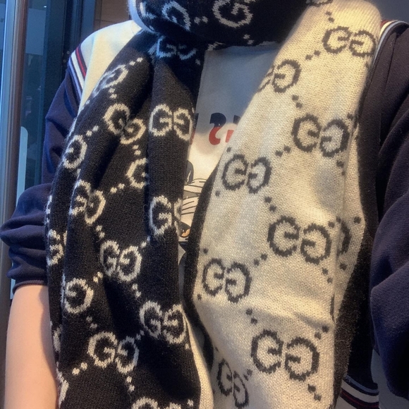 ✨🎊Authentic 💎Gucci scarf - Picture 7 of 7